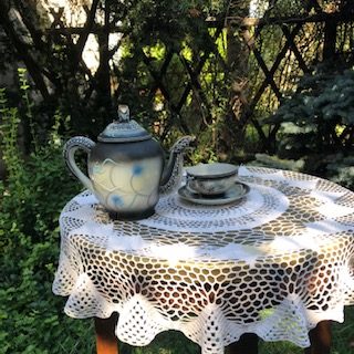 herbata w pięknej porcelanie etykieta i herbata