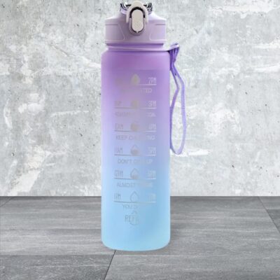 butelka na wodę w kolorze fioletowym ze znacznikiem płynu i uchwytem do noszenia, wygodna w użyciu